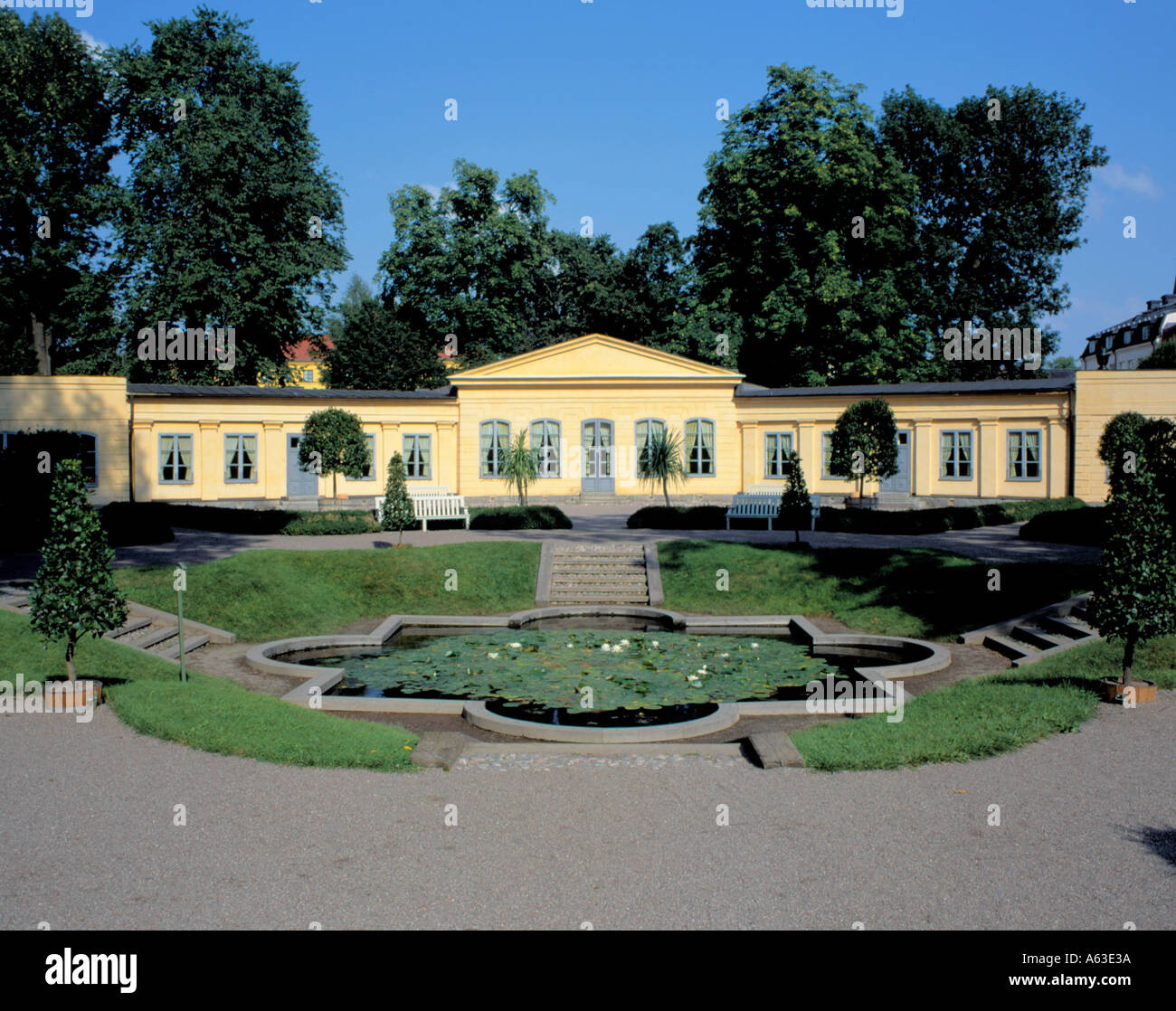 Il Lilly stagno con la casa e l'Aranciera oltre, Carl von Linné's garden, off Svartbacksgatan, Uppsala, Uppland, Svezia. Foto Stock