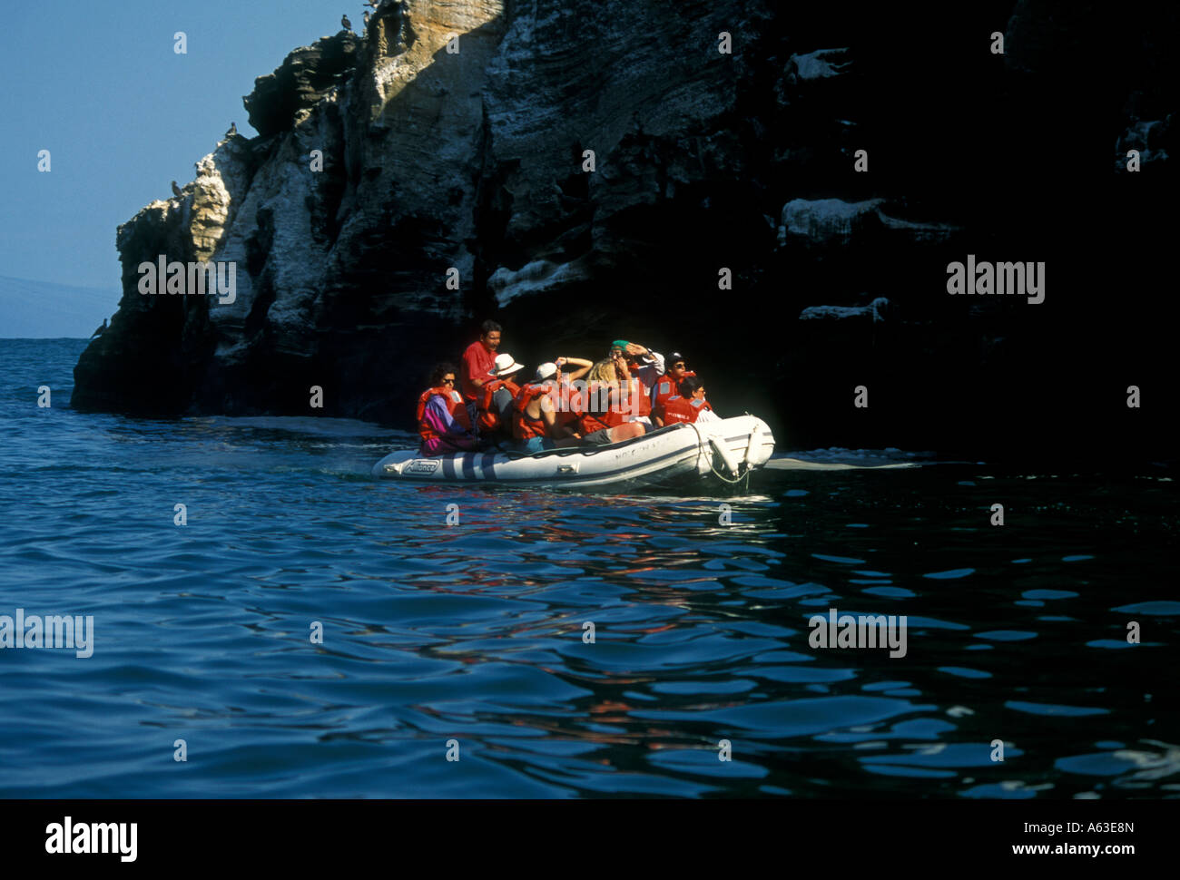 Guida, tour in barca, turisti, Punta Vicente Roca, Isabela Island, Albemarle Island, Isole Galapagos, Ecuador, Sud America Foto Stock