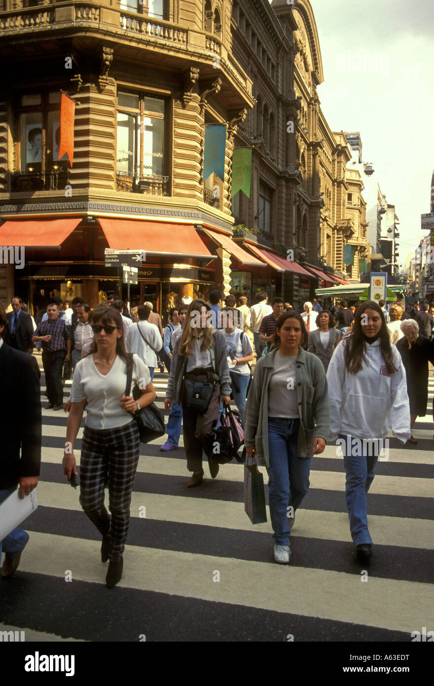 Popolo argentino, crosswalk, intersezione strada urbana scena, Calle Florida, Avenida Cordoba, Buenos Aires, Provincia di Buenos Aires, Argentina Foto Stock