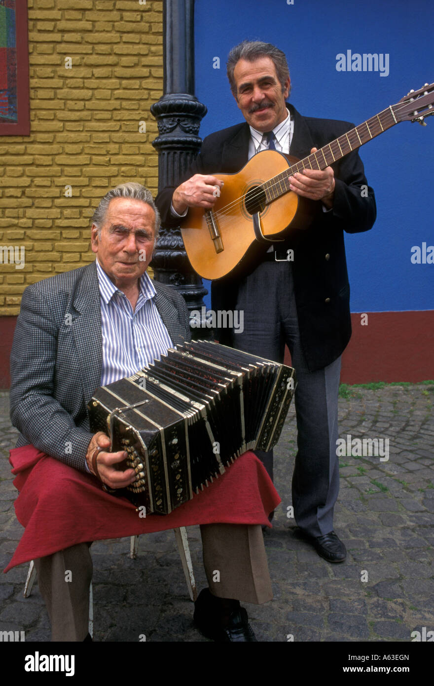 2, due musicisti di tango, Caminito, Calle Caminito, La Boca, La Boca distretto, Buenos Aires, Provincia di Buenos Aires, Argentina, Sud America Foto Stock