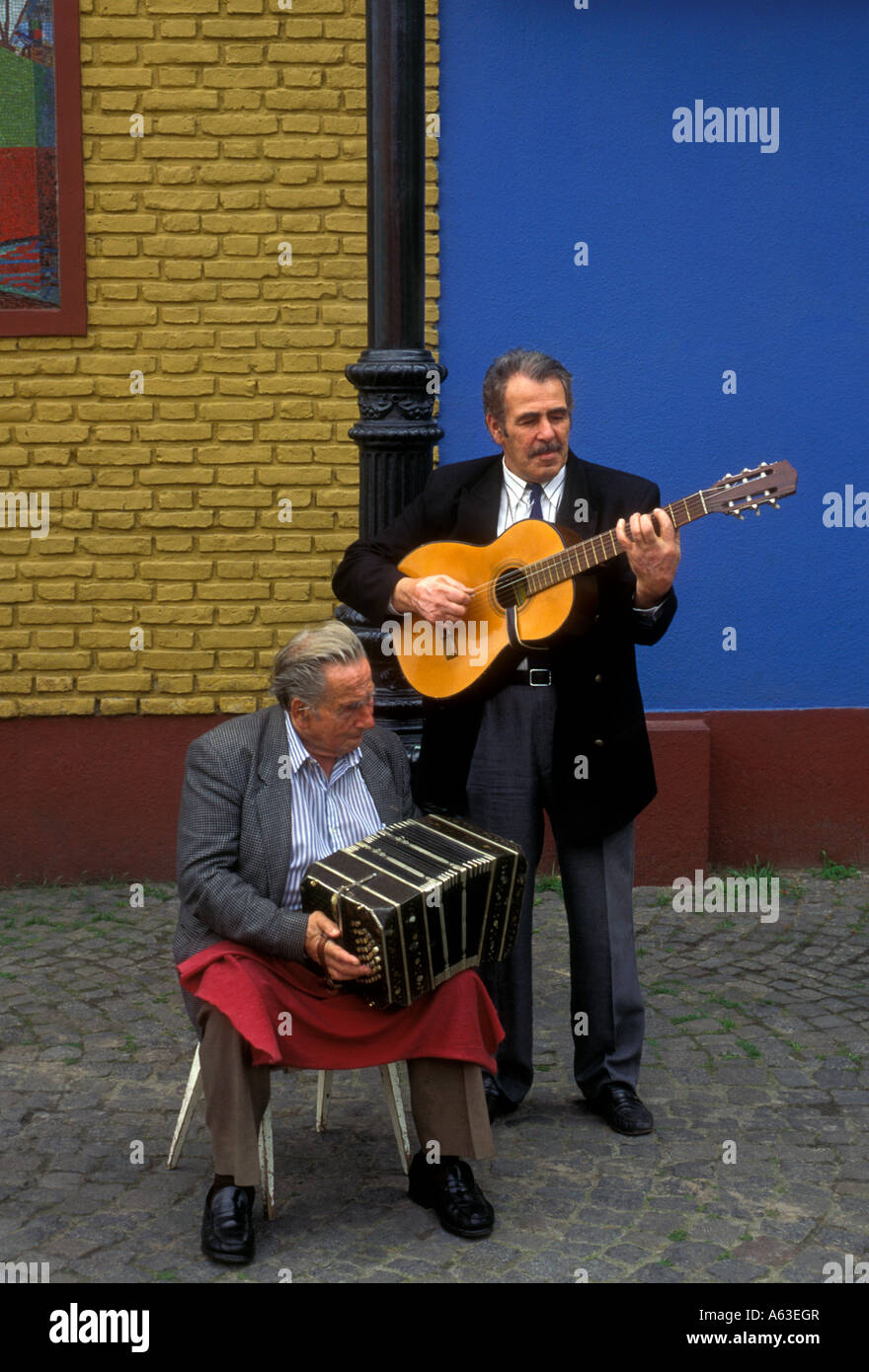 2, due musicisti di tango, Caminito, Calle Caminito, La Boca, La Boca distretto, Buenos Aires, Provincia di Buenos Aires, Argentina, Sud America Foto Stock