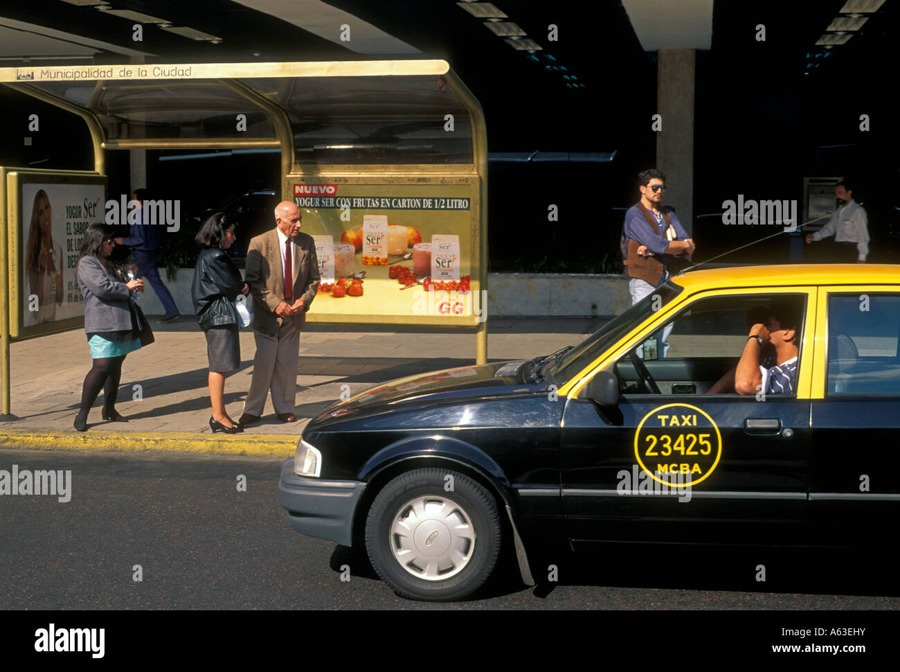 Persone l uomo e la donna in attesa presso la fermata degli autobus e taxi cab driver Buenos Aires Provincia di Buenos Aires Argentina America del Sud Foto Stock