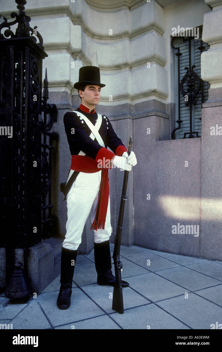 La gente ha l'uomo maschio guard indossando uniforme al Museo Armory Buenos Aires Provincia di Buenos Aires Argentina America del Sud Foto Stock