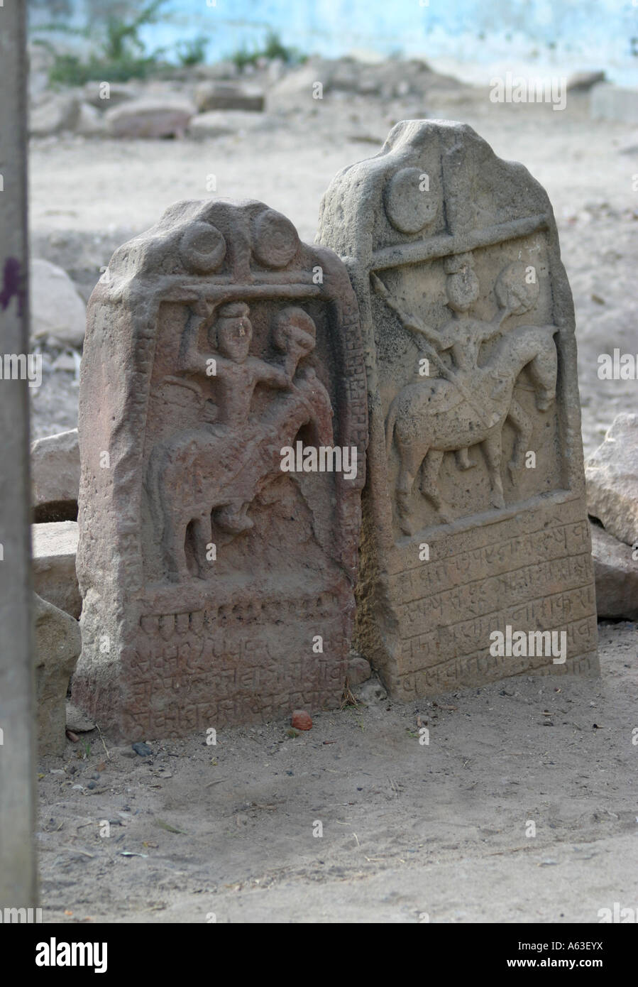 Hero pietre in Ambala Bharward villaggio tribale Dasada Gujarat Foto Stock