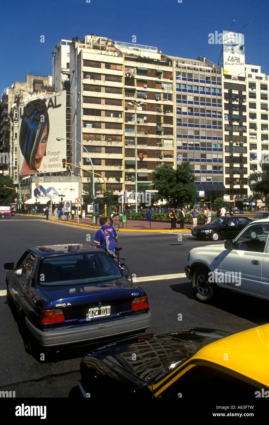 Le vetture si è fermato a traffico che attraversa intersezione Buenos Aires Provincia di Buenos Aires Argentina America del Sud Foto Stock