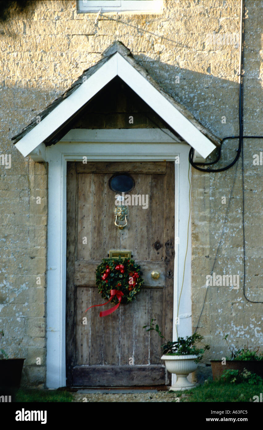 Sportello anteriore del vecchio paese di lingua inglese cottage Foto Stock