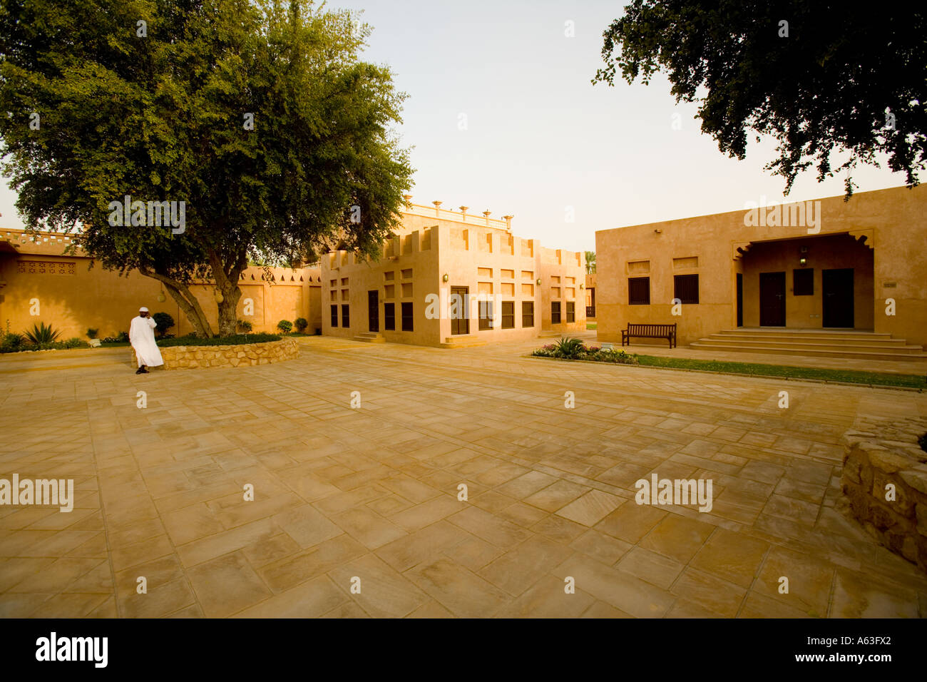 Cortile interno con figura - Il Museo del Palazzo - Al-Ain, UAE (Al Ain) Foto Stock