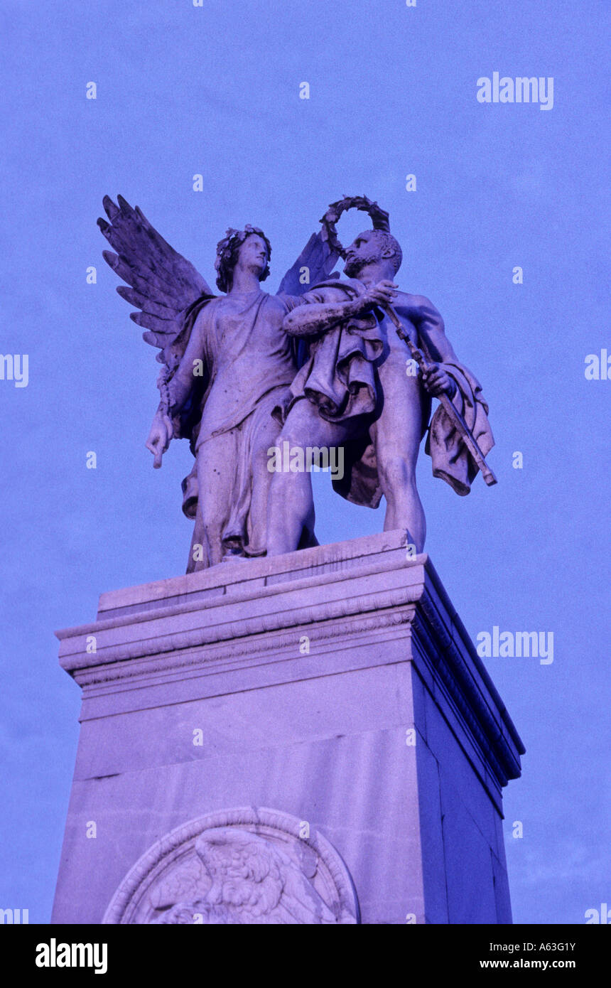 Statue della dea della guerra sul ponte che attraversa il fiume Sprea off di Unter Den Linden Berlino Germania Foto Stock