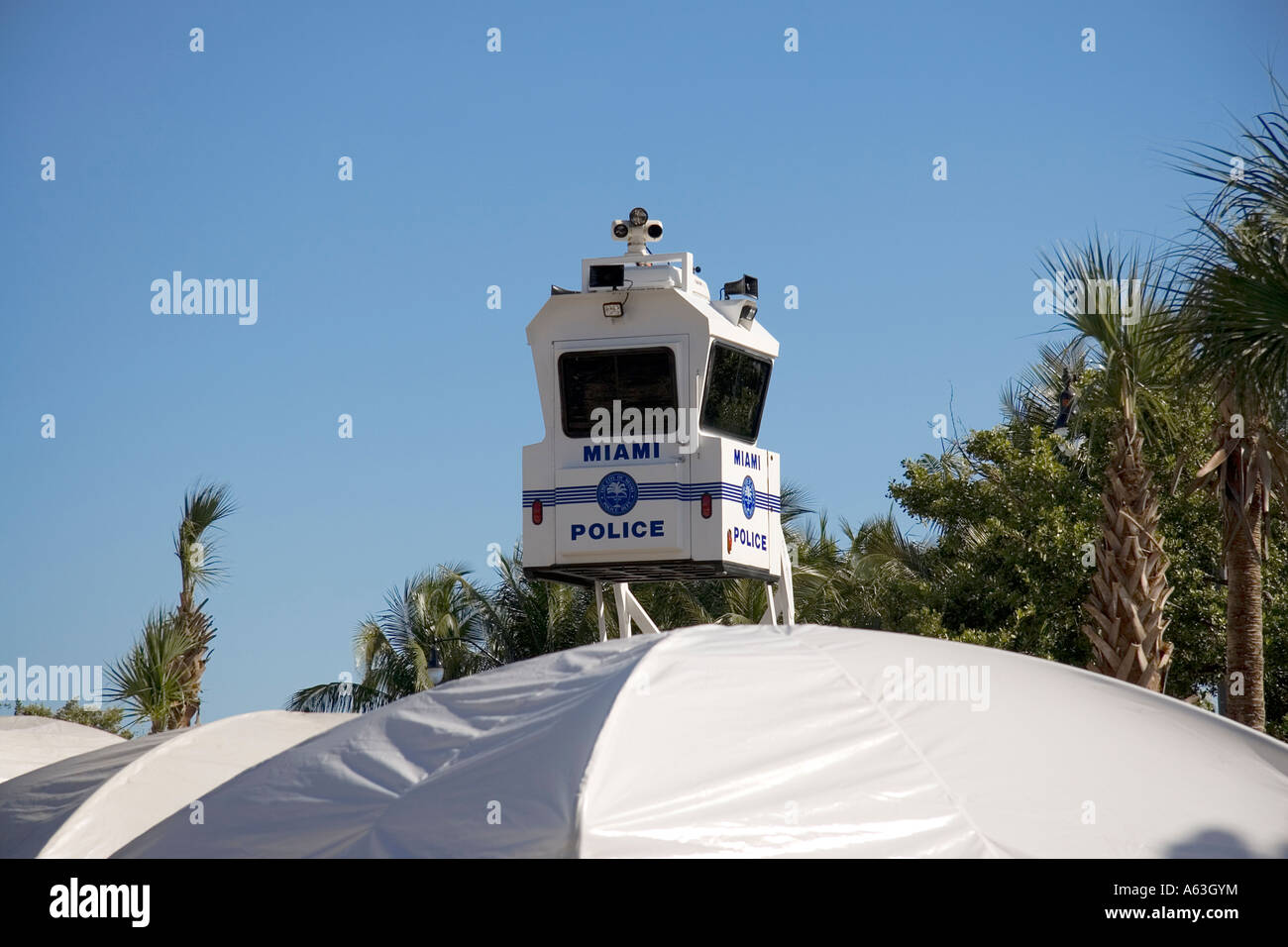 Un elevato grado di vigilanza per la polizia di Miami al Arts Festival di Coconut Grove Foto Stock