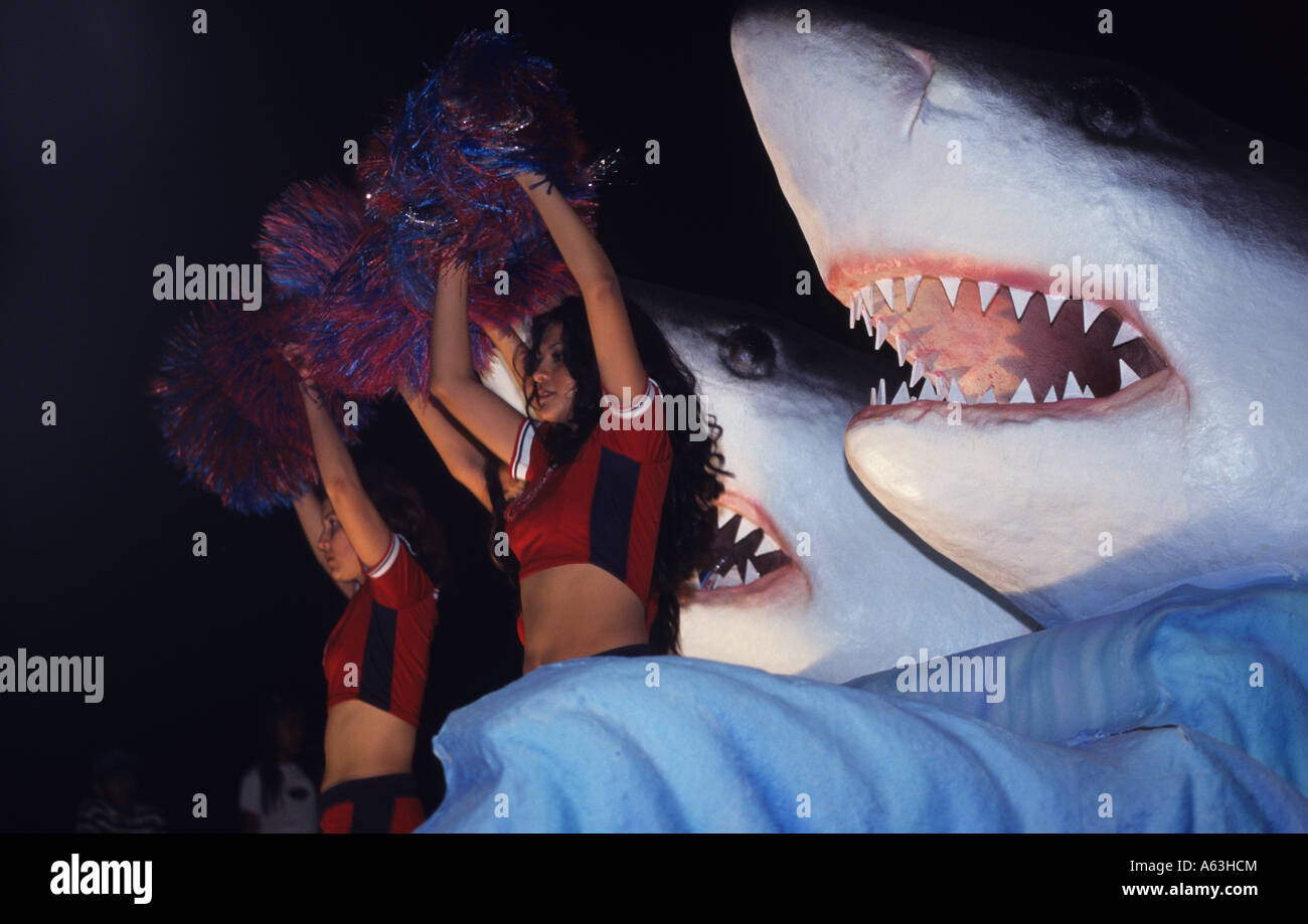 Ballerini di carnevale con gli squali su un galleggiante durante la processione serale, Veracruz, Messico Foto Stock