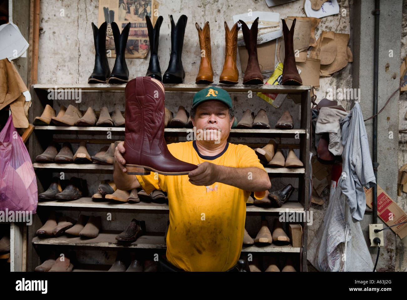 Rendendo stivali personalizzato a pelli Napolean Esteli Nicaragua Foto Stock