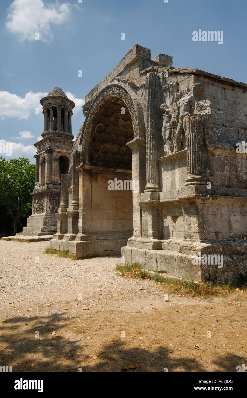 L'Arc de Triomphe e il Mausolee des antiquariato. Due rovine Romane vicino alla città di Saint-Remy, Provenza, Francia Foto Stock