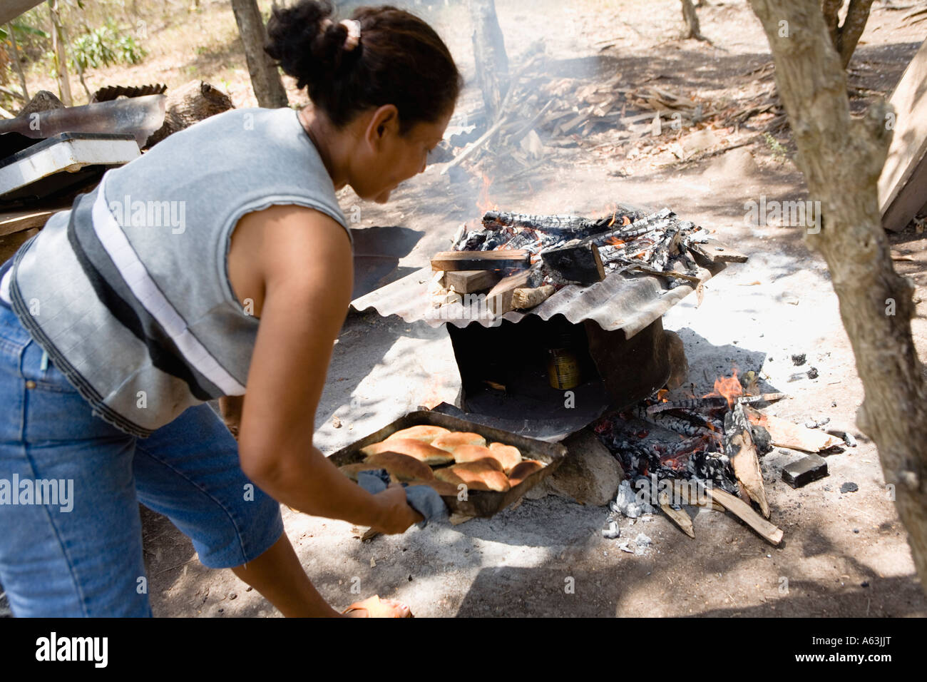 Onorevole Hernandez fare il pane in casa forno realizzato Isla San Fernando aka Elvis Chavarria Solentiname Islands Nicaragua Foto Stock