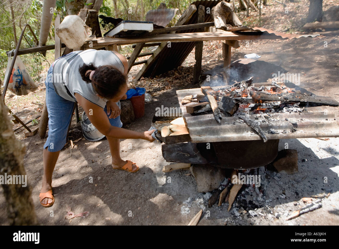 Onorevole Hernandez rendendo pane fatto in casa in casa forno realizzato Isla San Fernando aka Elvis Chavarria Solentiname Islands Nicaragua Foto Stock