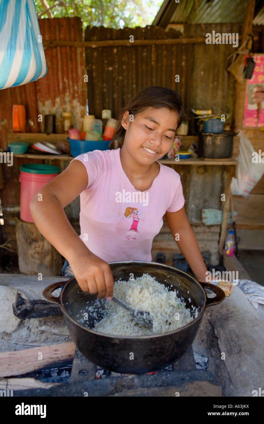 Ragazza di dodici anni rendendo il riso San Fernando aka Isla Elvis Chavarria Solentiname Islands Nicaragua Foto Stock