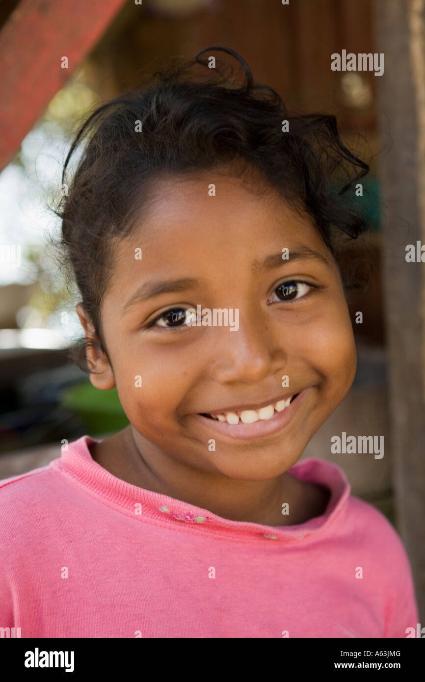 Poco ragazza sorridente San Fernando aka Isla Elvis Chavarria Solentiname Islands Nicaragua Foto Stock