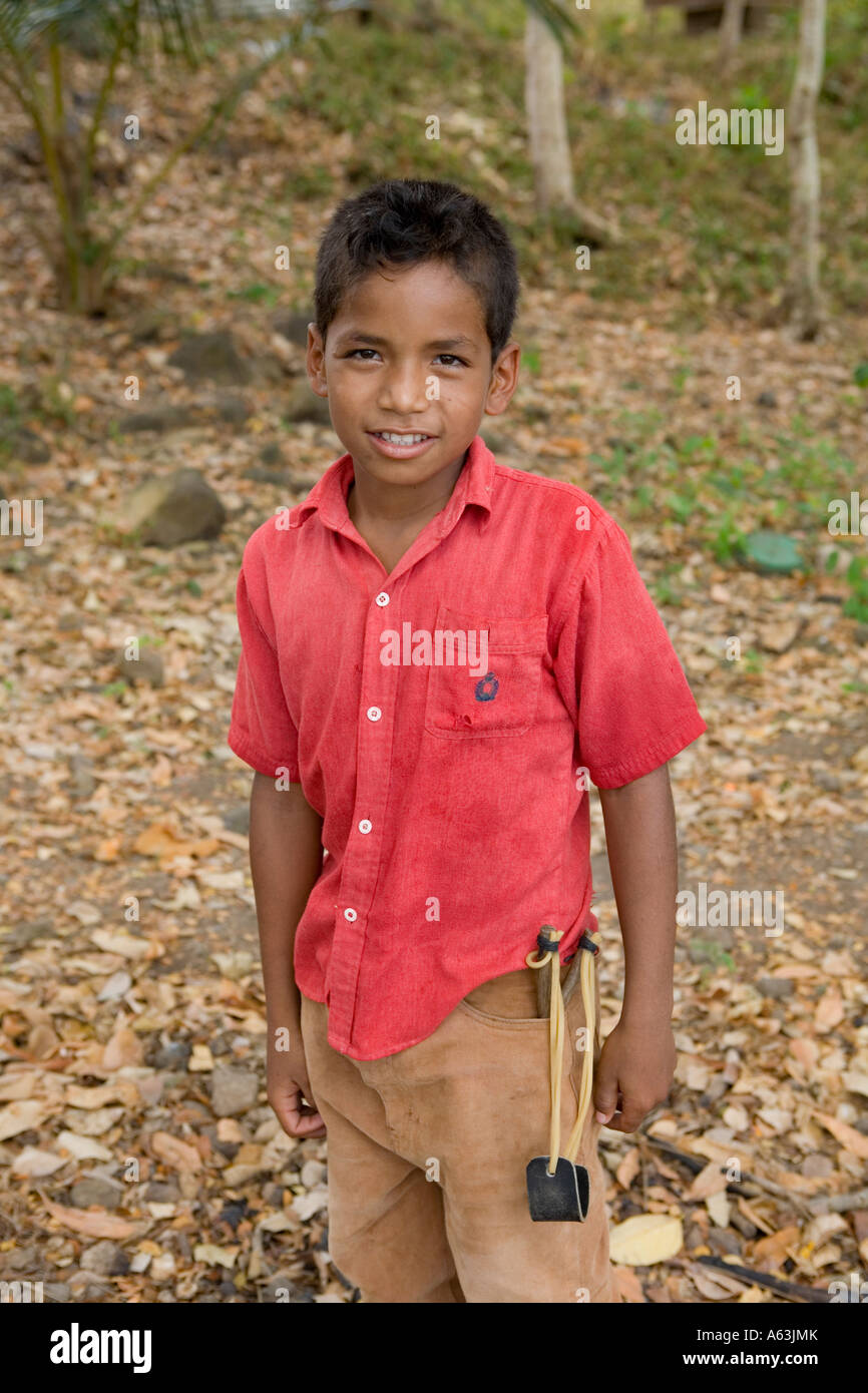 Ragazzo con slingshot chiamato ulera San Fernando aka Isla Elvis Chavarria Solentiname Islands Nicaragua Foto Stock