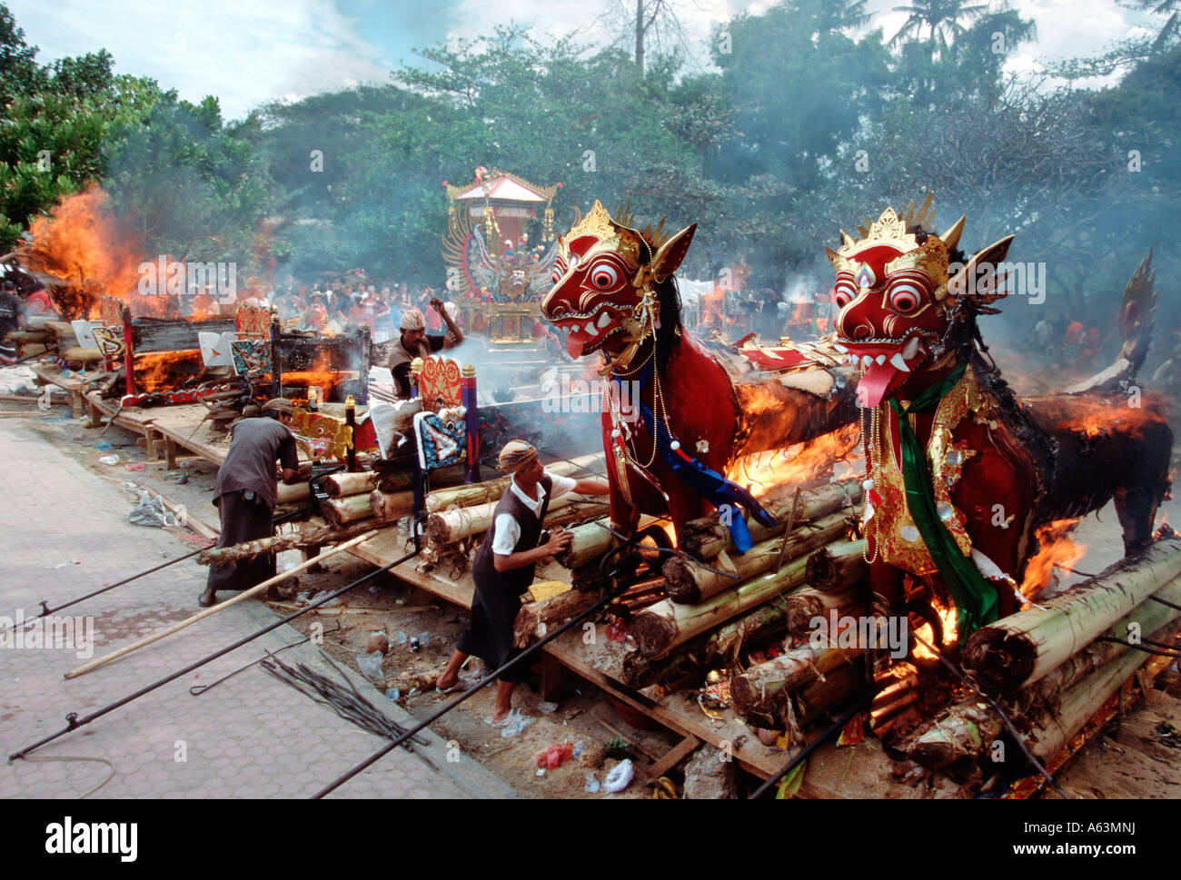 Bali, Indonesia - rito cremazione di alta classifica gli indù a Sanur Beach Foto Stock