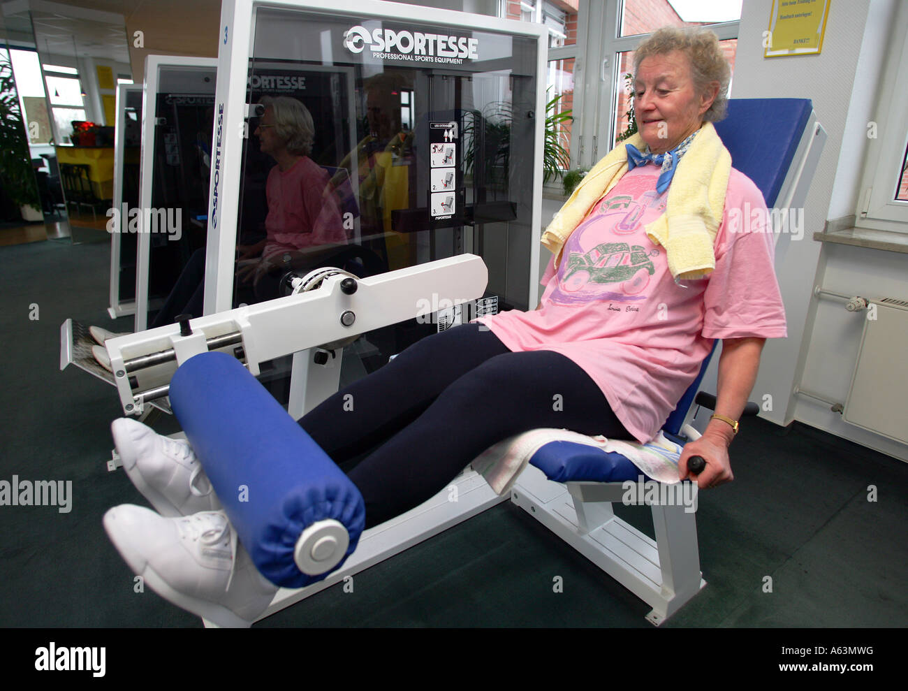 Germania - donne anziane treni in un centro di salute Foto Stock