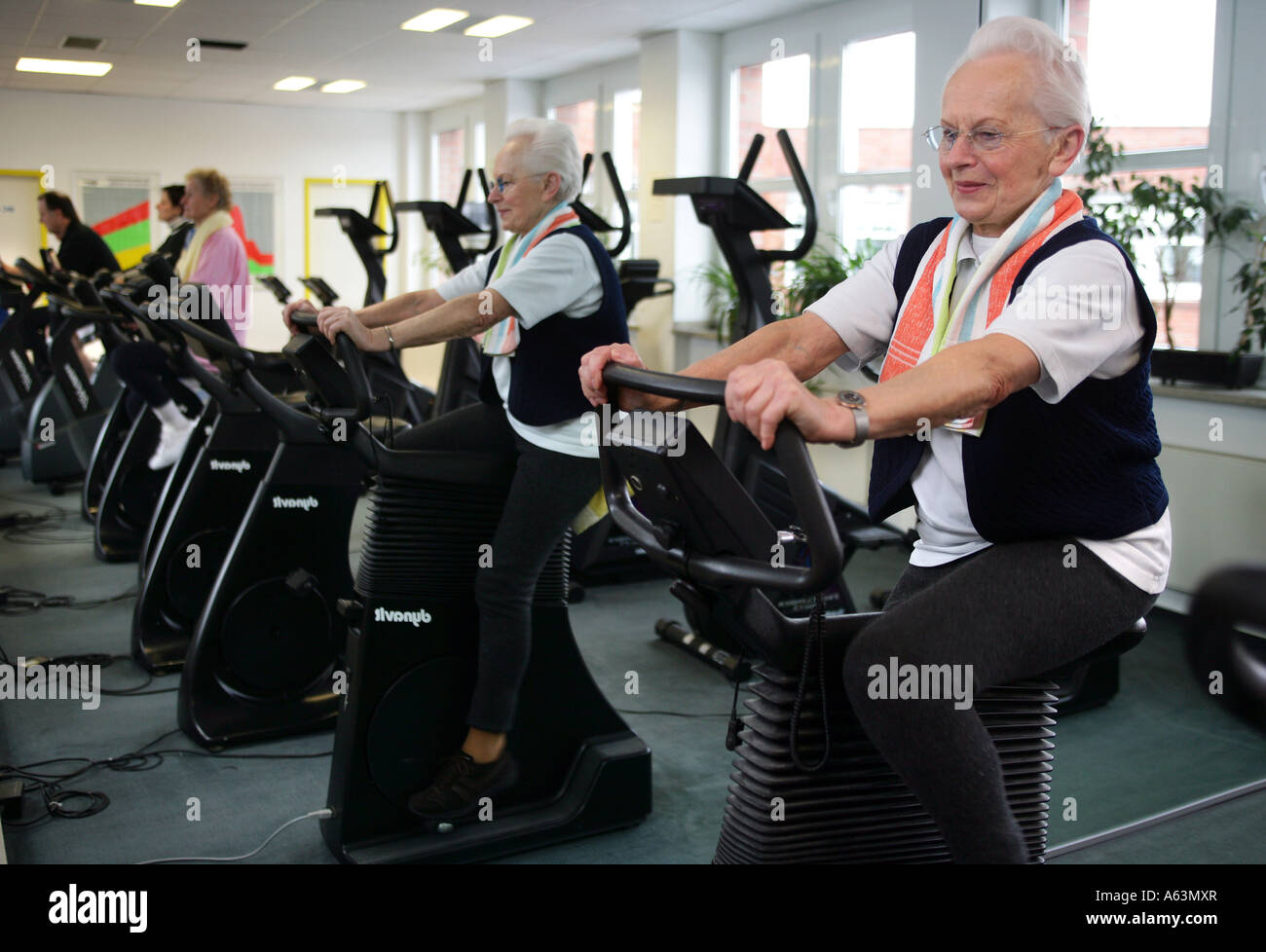 Germania - donne anziane in treno in un centro di salute Foto Stock