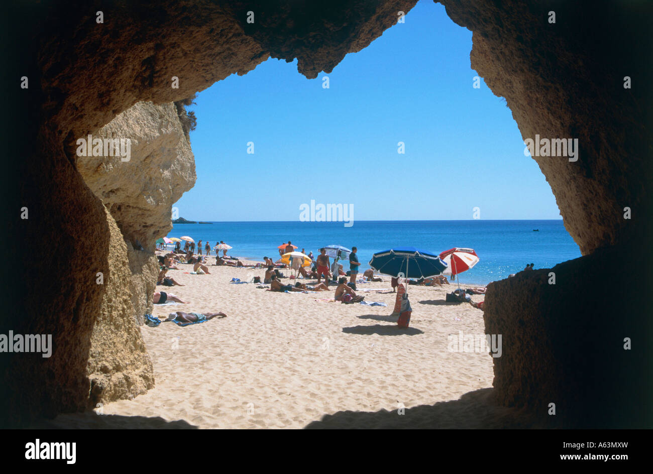 Scena di spiaggia vicino resort di Albufeira Algarve Portogallo Foto Stock