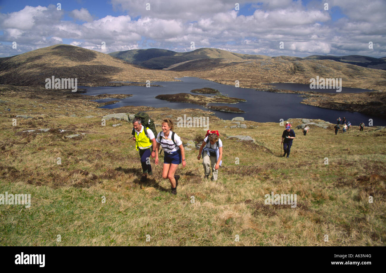 Newton Stewart walking festival di arrampicata con Merrick Loch Enoch dietro Galloway Scotland Regno Unito Foto Stock