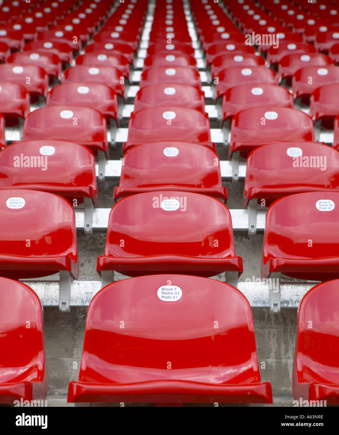 Basso angolo vista di sedie vuote in corrispondenza dello stadio di calcio Foto Stock