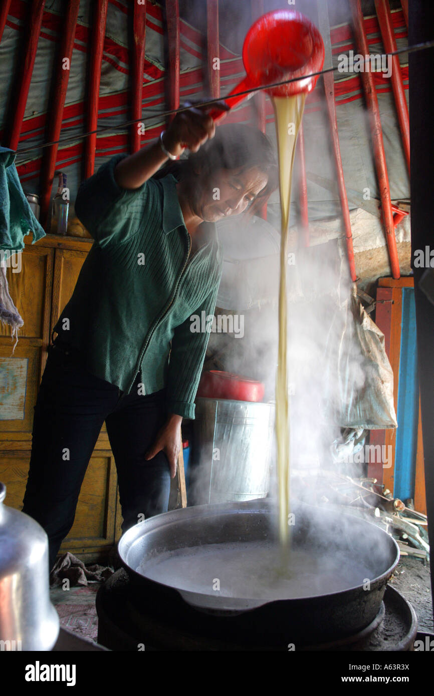 Mongolia - preparazione di tè con yak latte in un tradizionale ger tenda Foto Stock