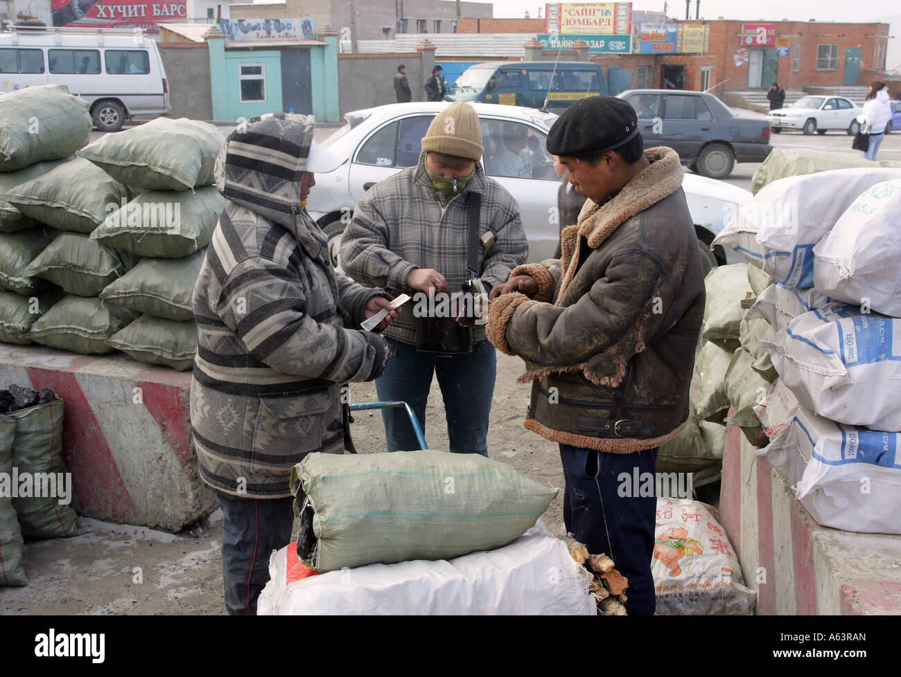 Mongolia, Dairekh - carbone e carbone è venduto in strada Foto Stock