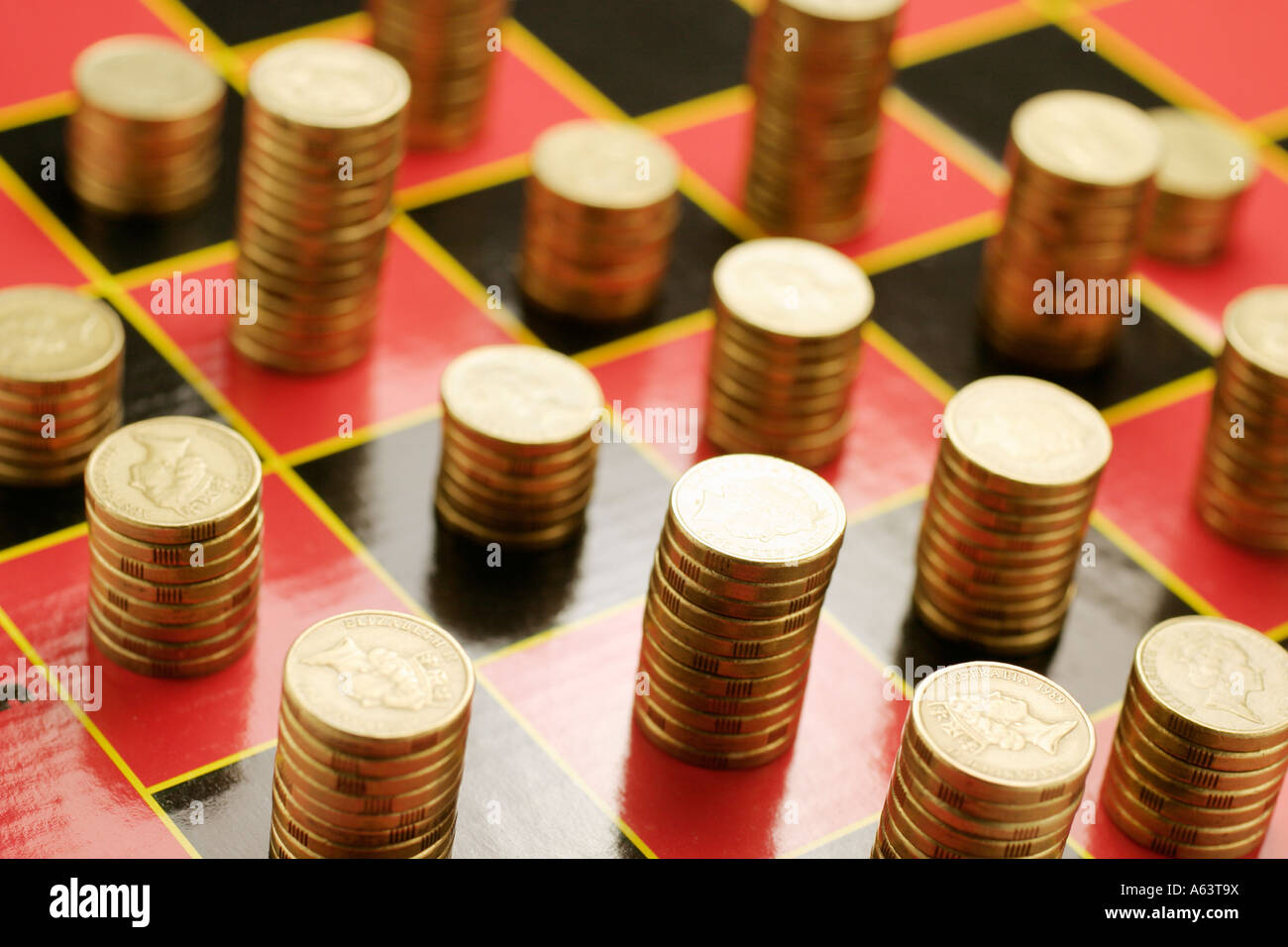 Pile di monete sul bordo del gioco Foto Stock