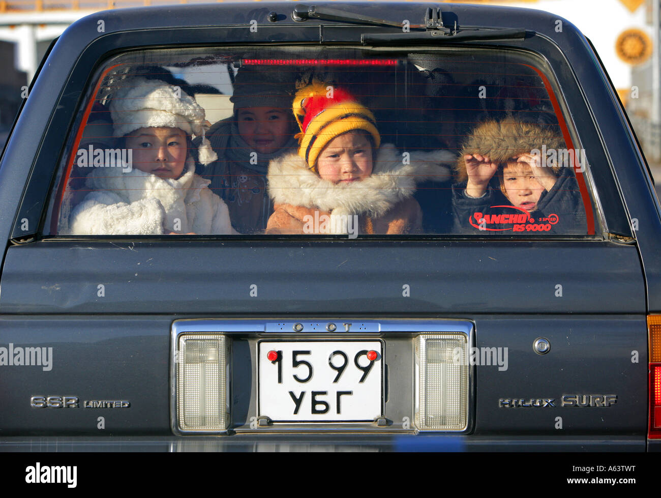 Mongolia, bambini in un auto a Ulaan Bataar Foto Stock