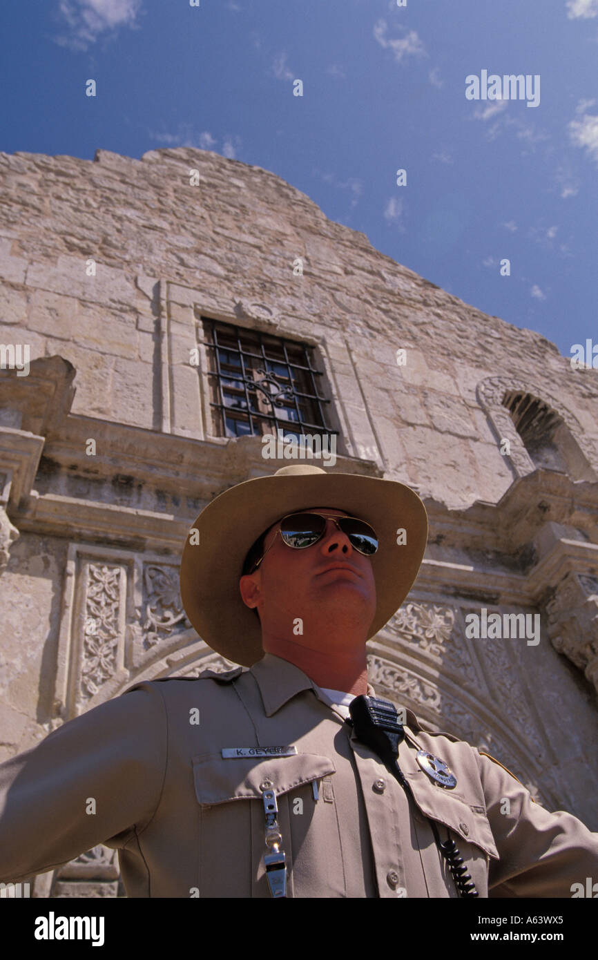 Texas Ranger sta di guardia all'Alamo San Antonio Texas Foto Stock