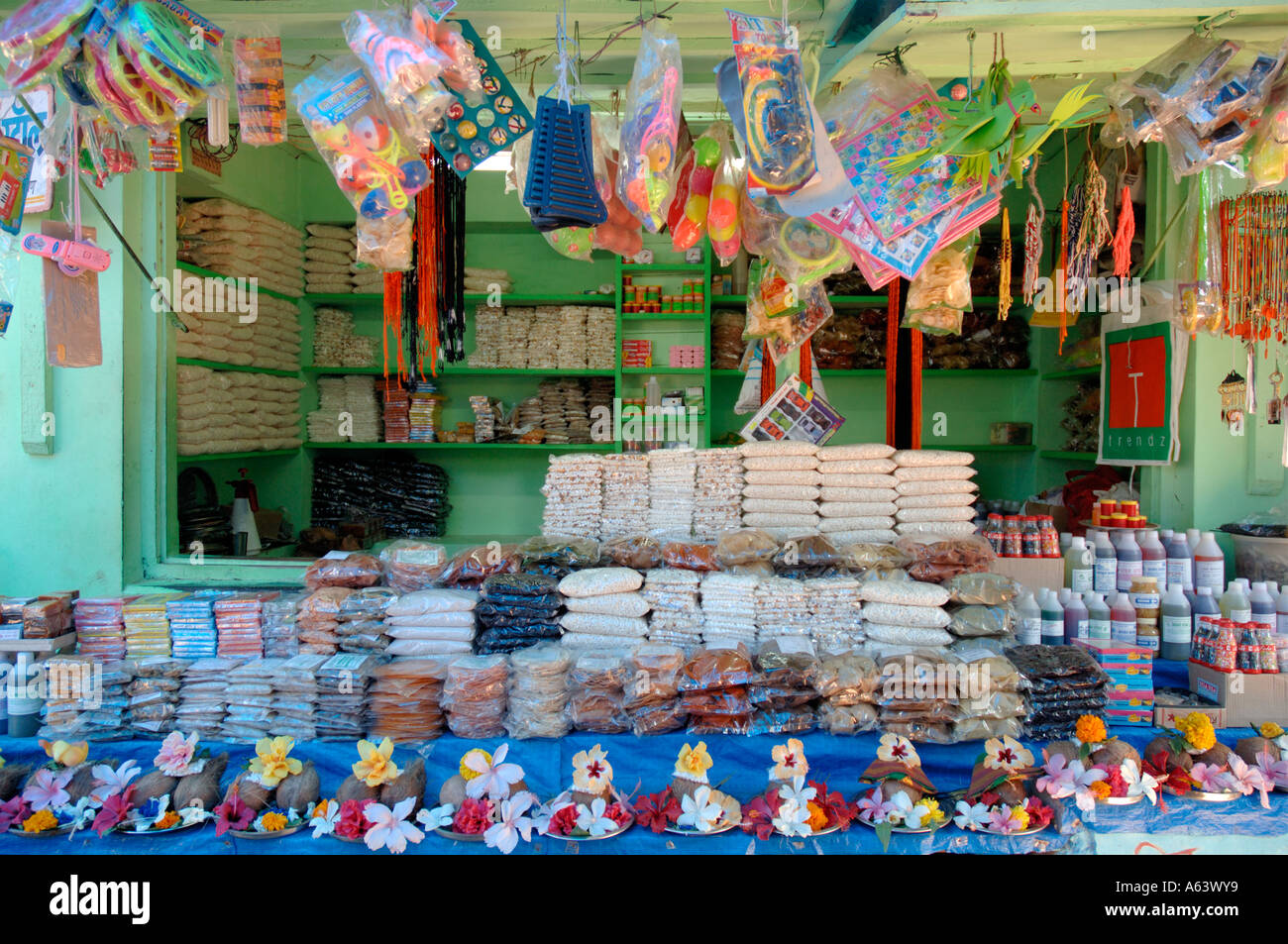 Coloratissimo negozio di vendita di vari tipi di tempio indù culto offerte India Foto Stock