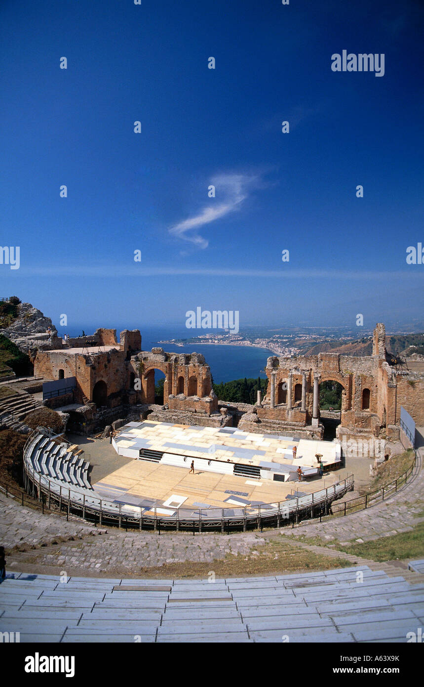 Vista dal teatro greco al Monte Etna vicino alla città di Taormina Sicilia Italia Foto Stock