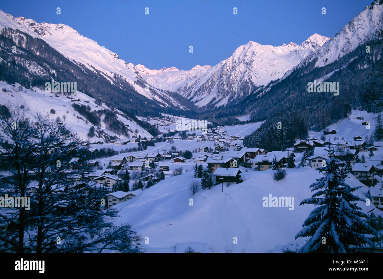 Vista dal villaggio di Klosters a gamma della montagna di silvretta prattigau valle alpi svizzere del cantone dei Grigioni Svizzera Foto Stock