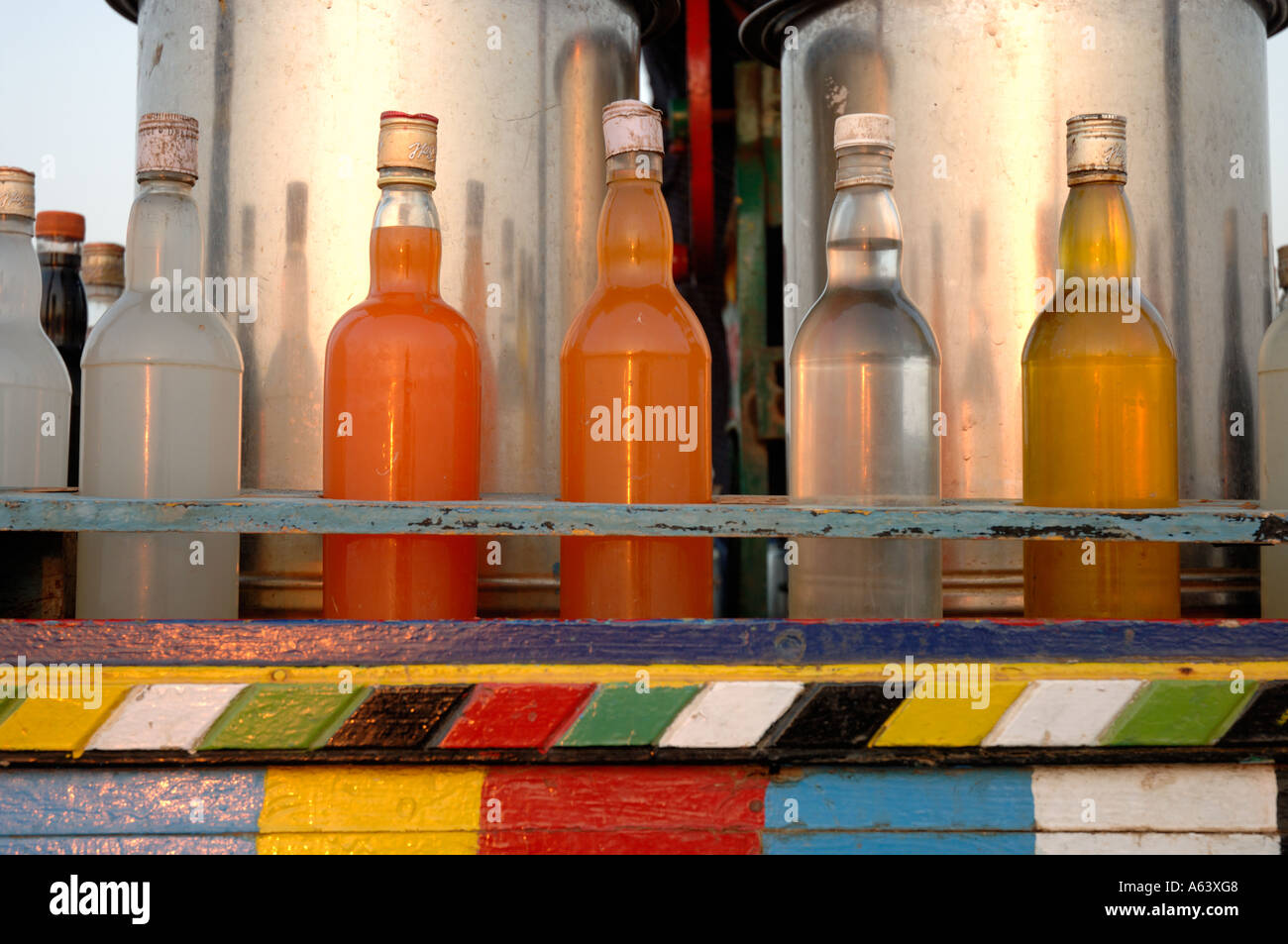 Bottiglie colorate di sorbetto sulla strada di un carrello che si trovano tipicamente in India Foto Stock