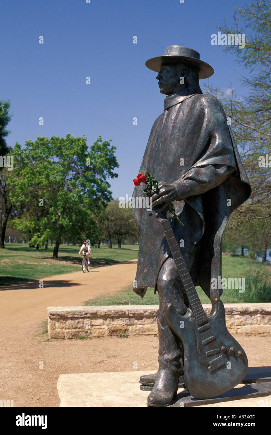 Statua di Stevie Ray Vaughan dallo scultore Ralph Helmich Town Lake sul fiume Colorado in Riverside Park di Austin in Texas Foto Stock