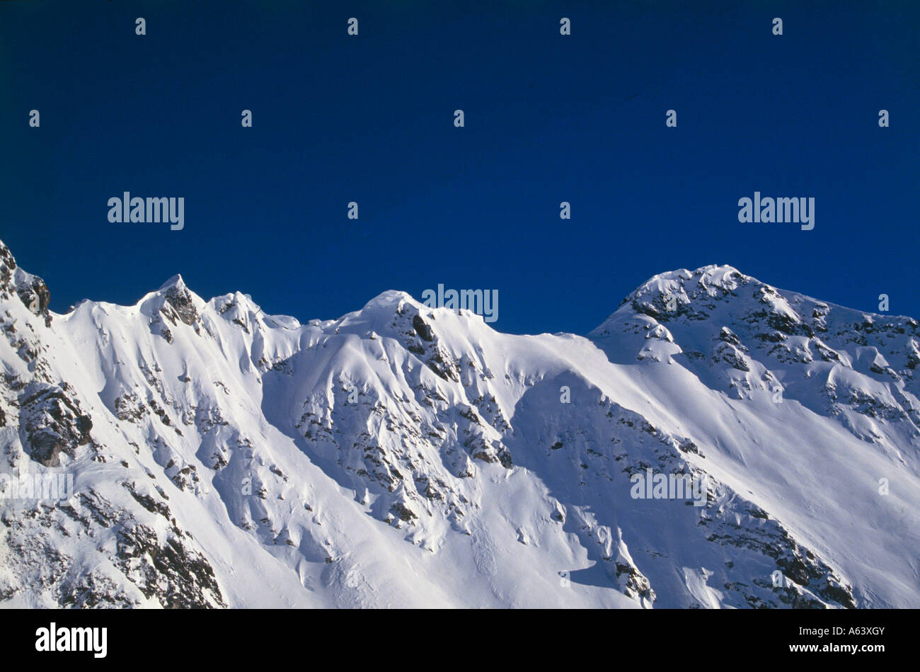 Vista da sciatori area di Davos parsenn alla coperta di neve panorama alpi svizzere del cantone dei Grigioni Svizzera Foto Stock