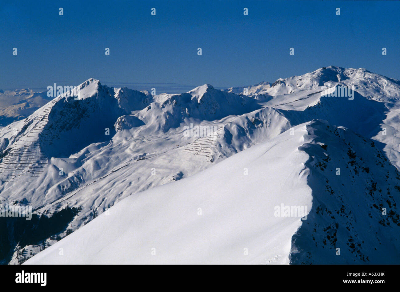 Vista da sciatori area di Davos parsenn alla coperta di neve panorama alpi svizzere del cantone dei Grigioni Svizzera Foto Stock