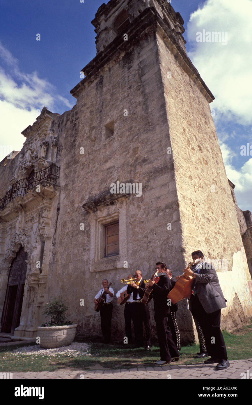 San Jose Romano Missione Cattolica circa 1720 mariachi messicani band di musicisti al di fuori di una chiesa prima della Messa di San Antonio Texas Foto Stock