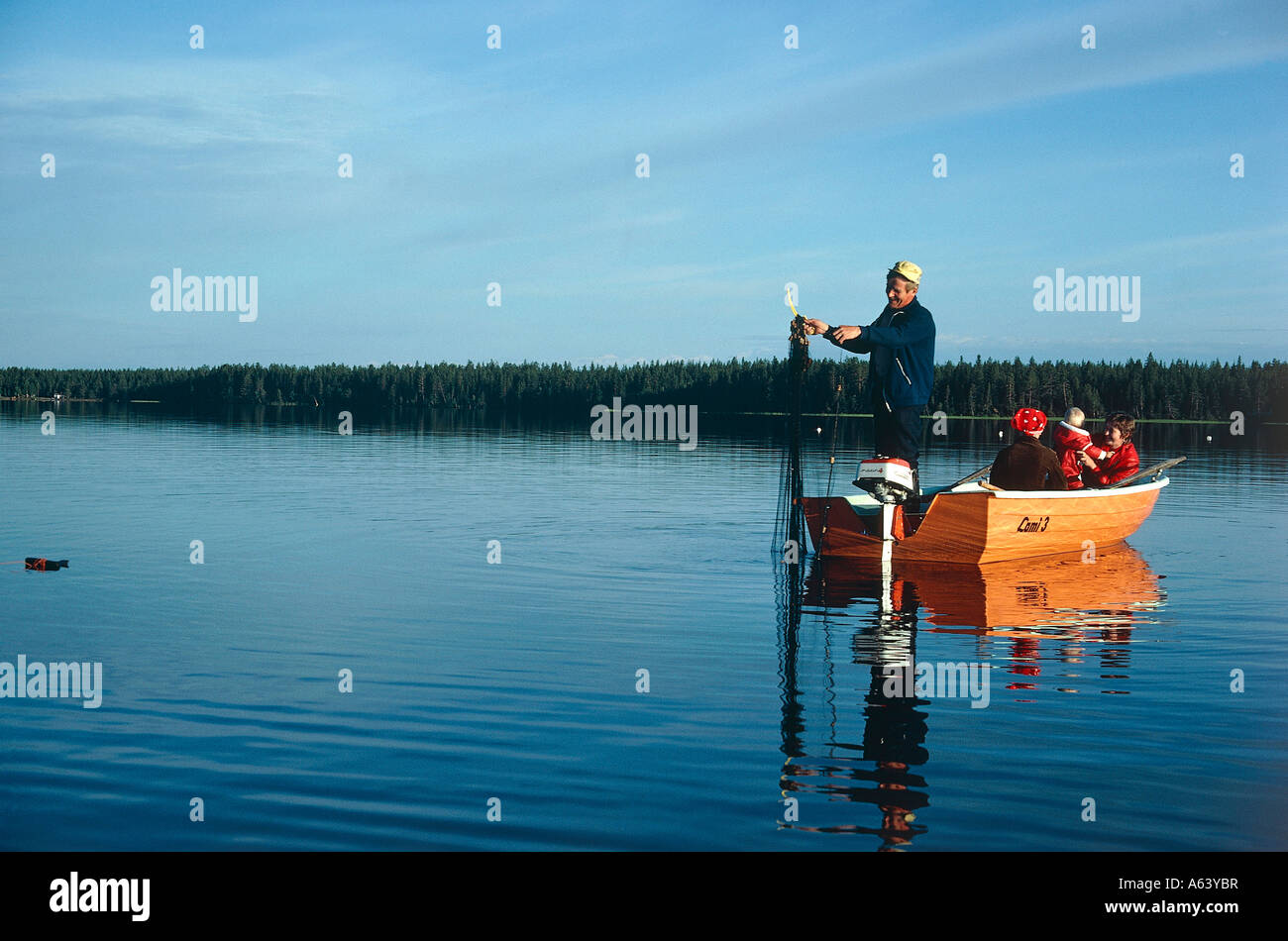 Pescatore sul lago Kallavesi al mattino vicino alla città di Kuopio regione del Savo settentrionale della Finlandia Foto Stock