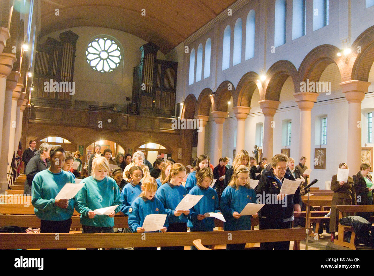 I bambini che cantano inni in chiesa a Londra England Regno Unito Foto Stock