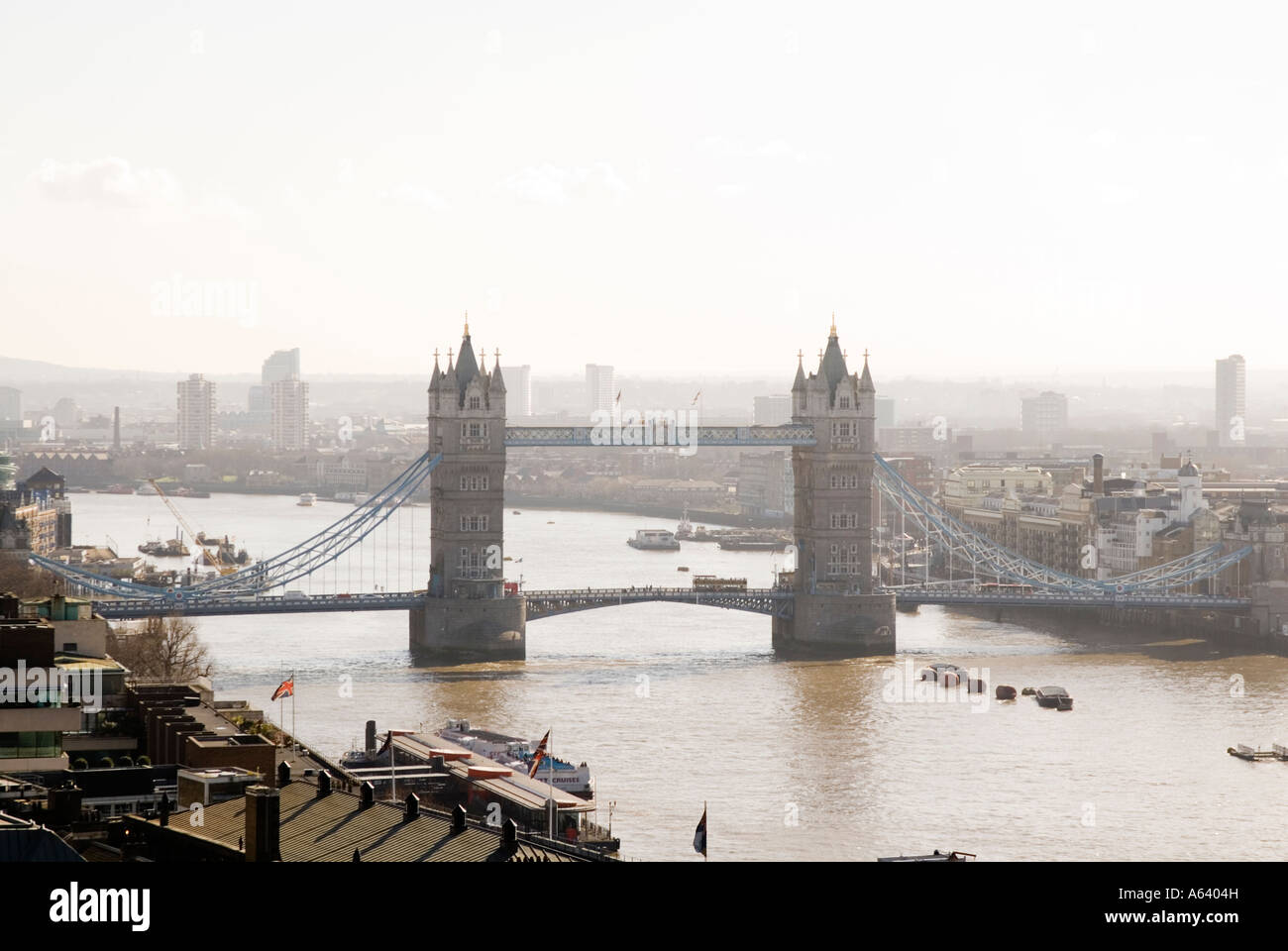 Torre del Ponte sul Fiume Tamigi in una nebbiosa giornata Londra Inghilterra REGNO UNITO Foto Stock