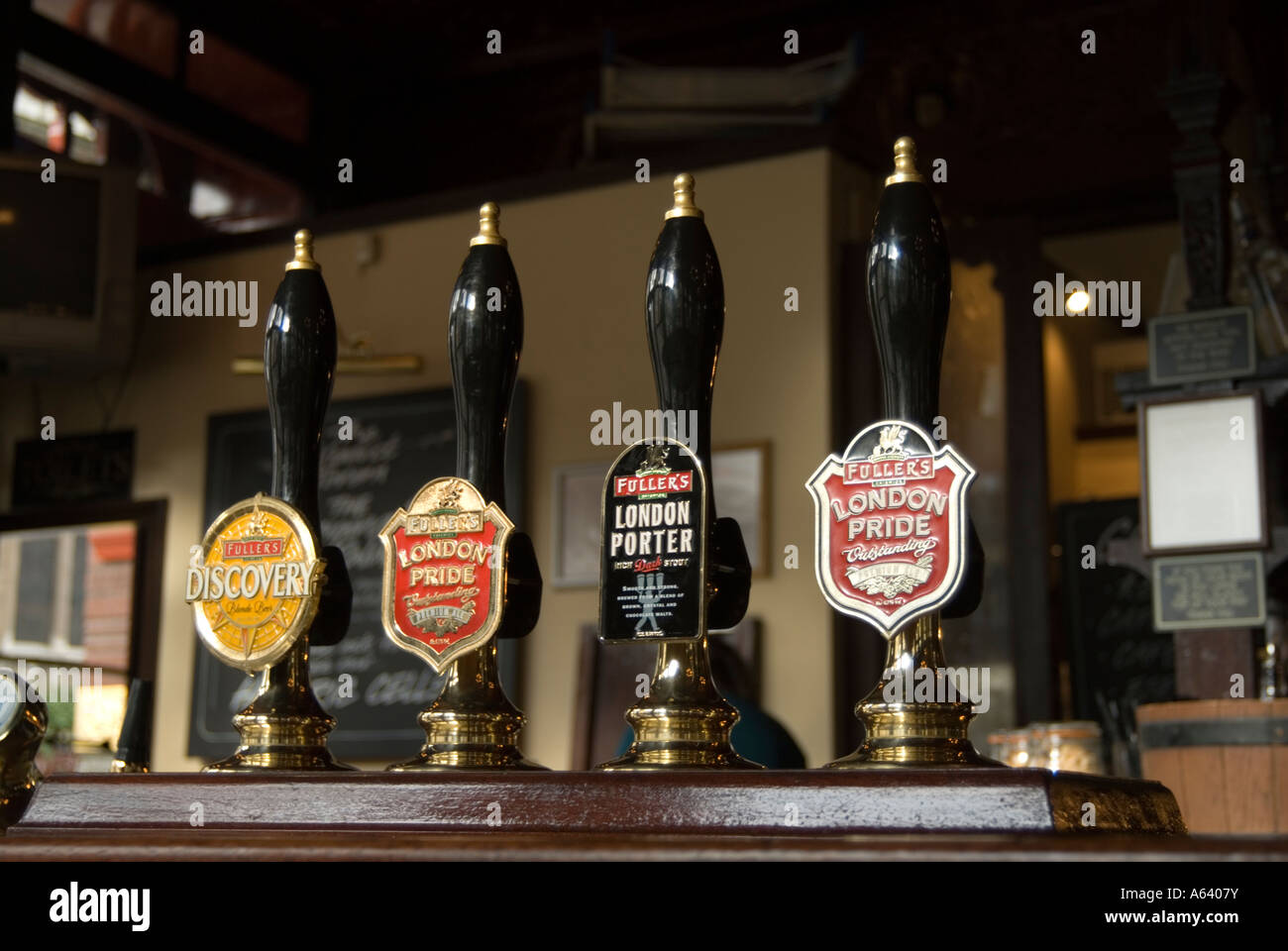Il Fuller, pompe di birra in un tradizionale pub inglese Londra Inghilterra  REGNO UNITO Foto stock - Alamy