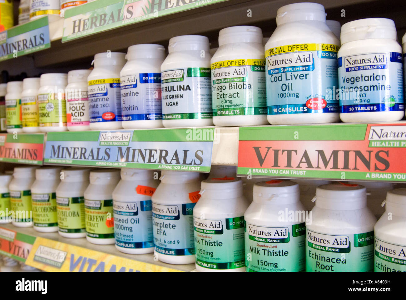 Righe di vitamina pillole e integratori alimentari in negozio - salute England Regno Unito Foto Stock