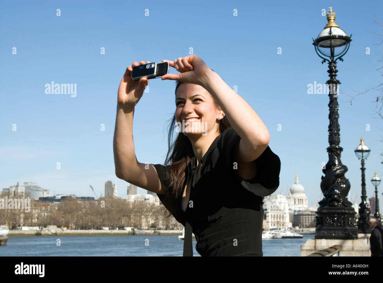 Bella giovane donna turistica prendendo foto Londra Inghilterra REGNO UNITO Foto Stock