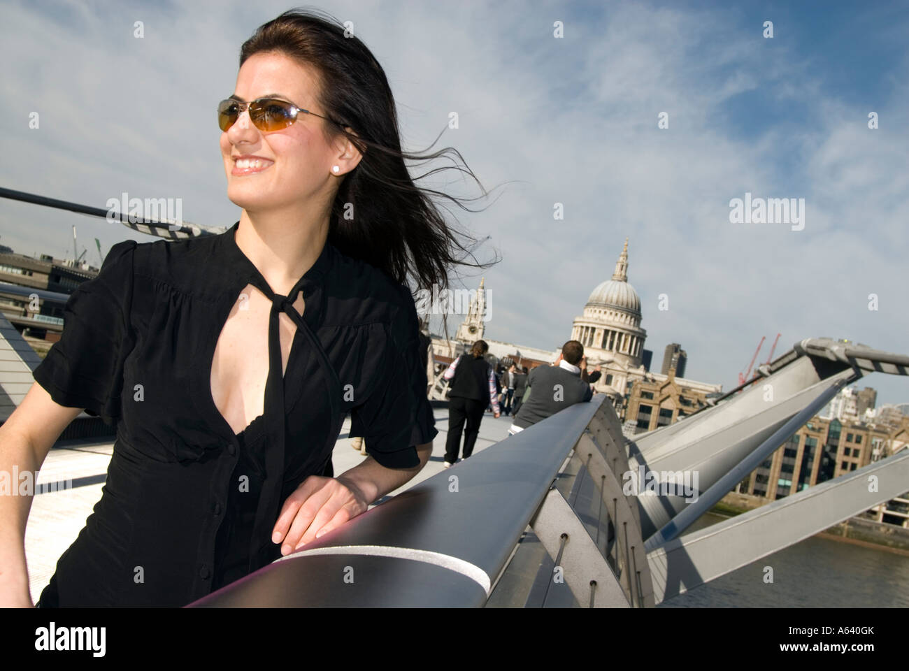 Bella giovane donna tourist sul Millennium Bridge di Londra Inghilterra REGNO UNITO Foto Stock