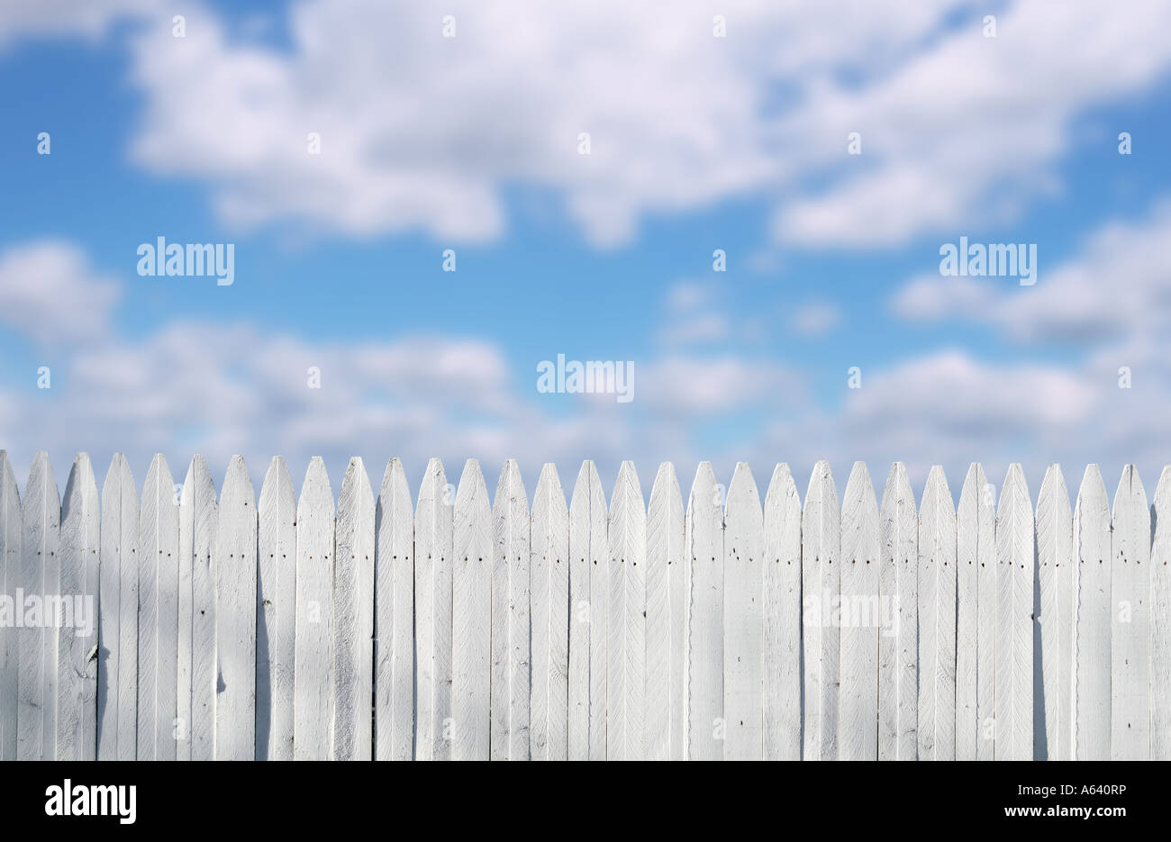 White Picket Fence e cielo blu con nuvole giornata soleggiata, STATI UNITI D'AMERICA Foto Stock