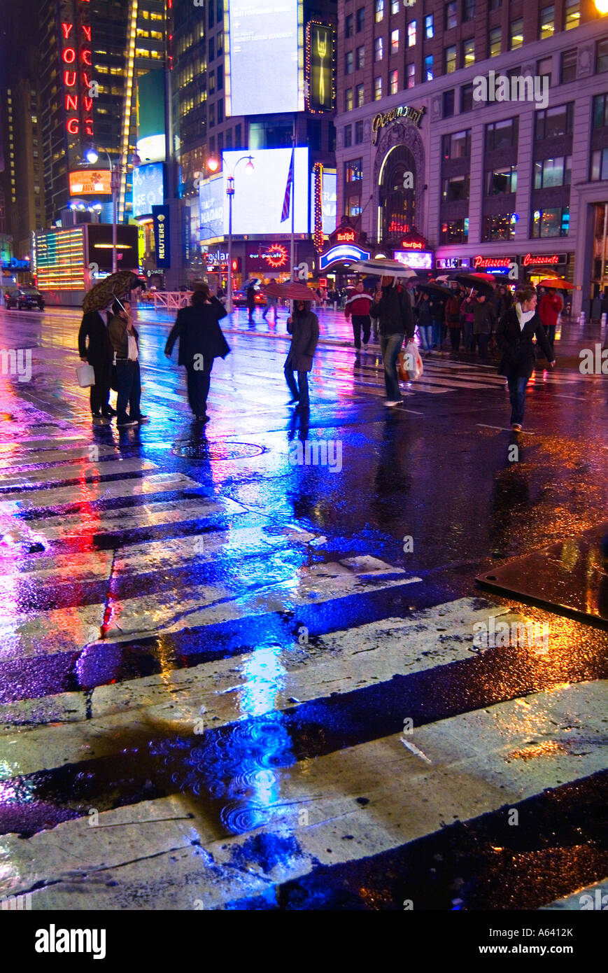 La città di New York Times Square di notte sotto la pioggia con luci  luminose e riflessioni, New York, Stati Uniti d'America Foto stock - Alamy
