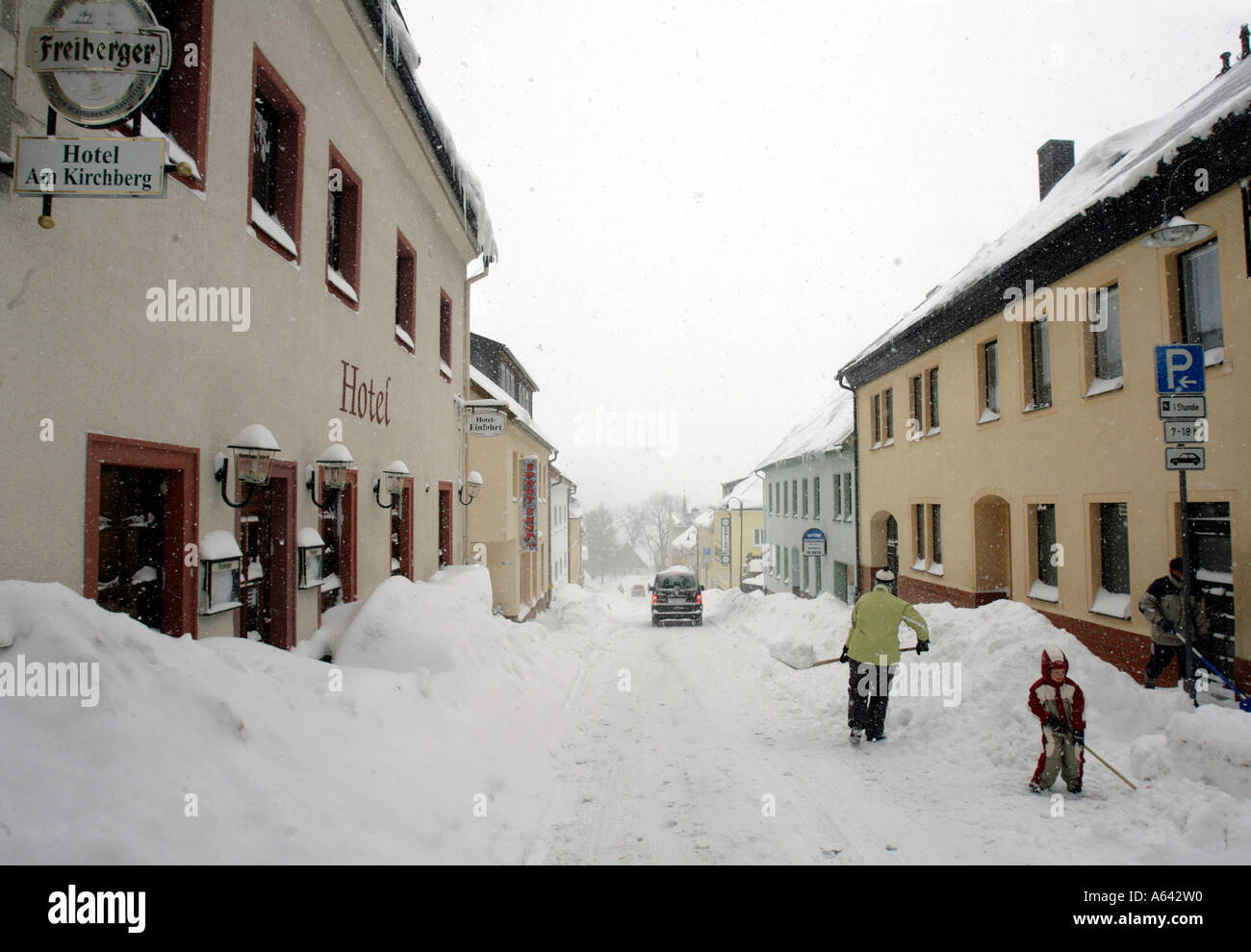 Cancellazione residenti fino la snowy main street a Oberwiesenthal, Monti Metalliferi, Erz Monti Metalliferi, Bassa Sassonia, Germania Foto Stock